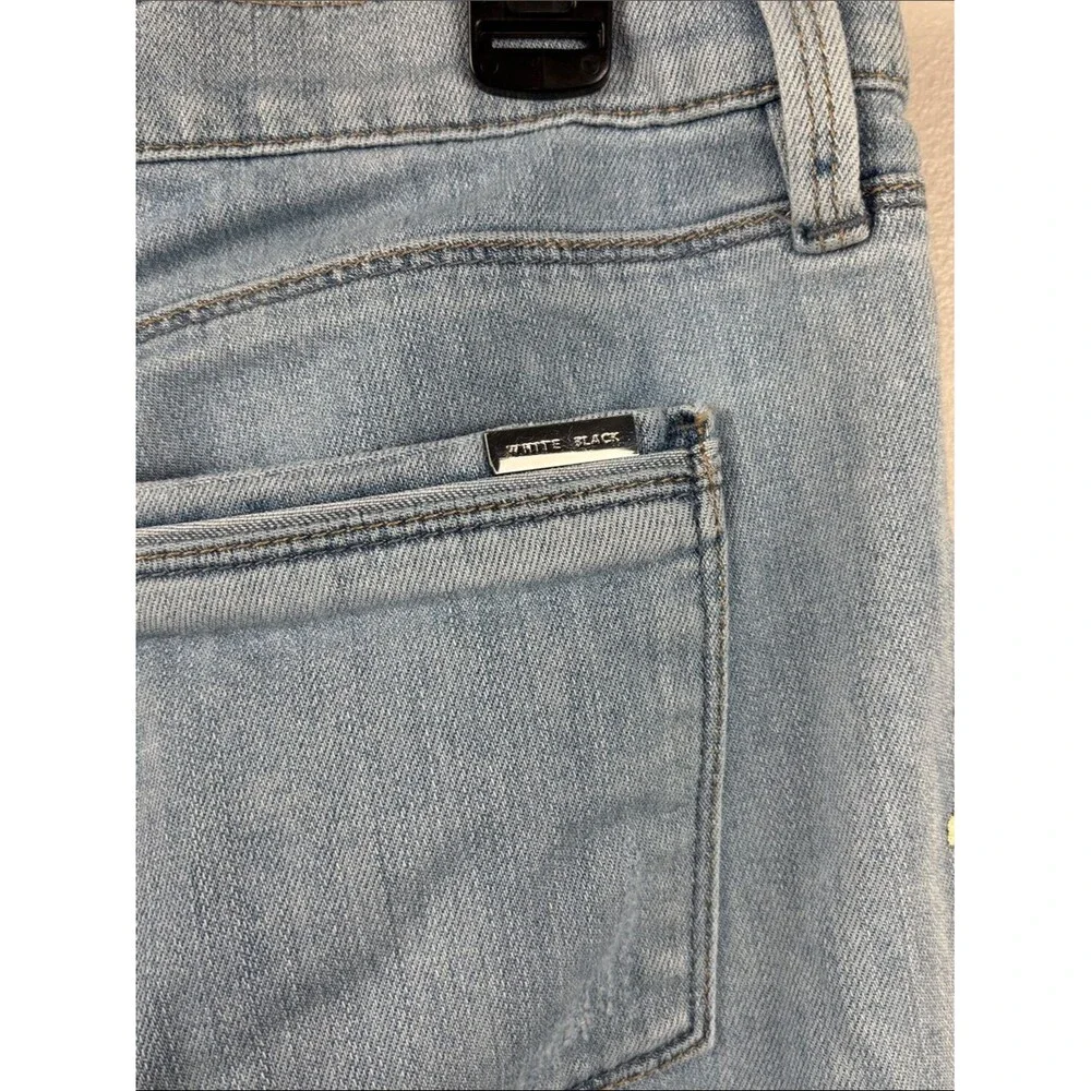 White House Black Market Light Blue Embroidered Floral distressed Jeans